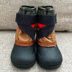 Carter's Todsler Navy and Tan Waterproof Snow Boots with Velcro Closures. Size 5